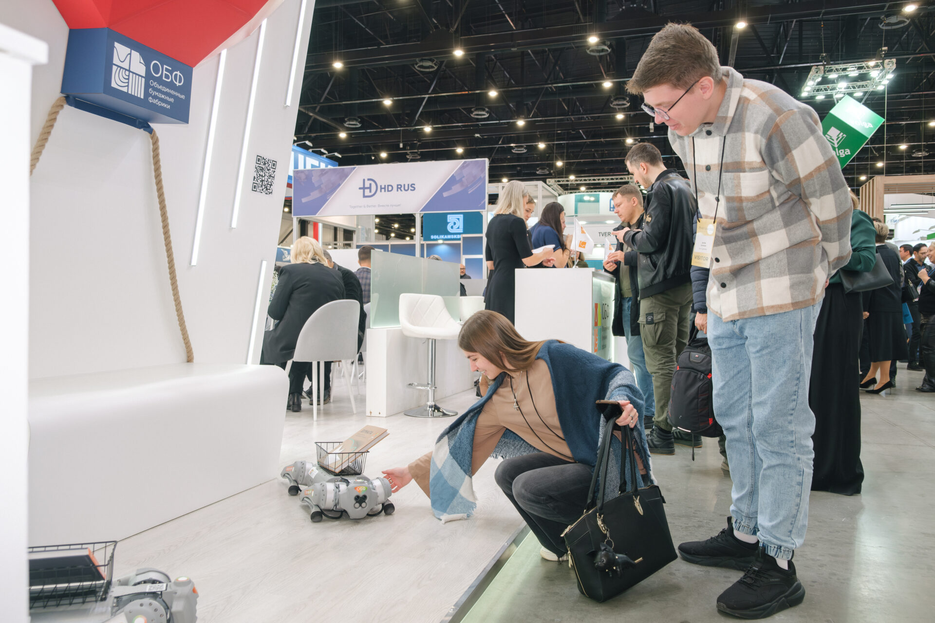 Аренда роботов на выставках: как привлечь внимание посетителей и повысить интерес к вашему стенду?