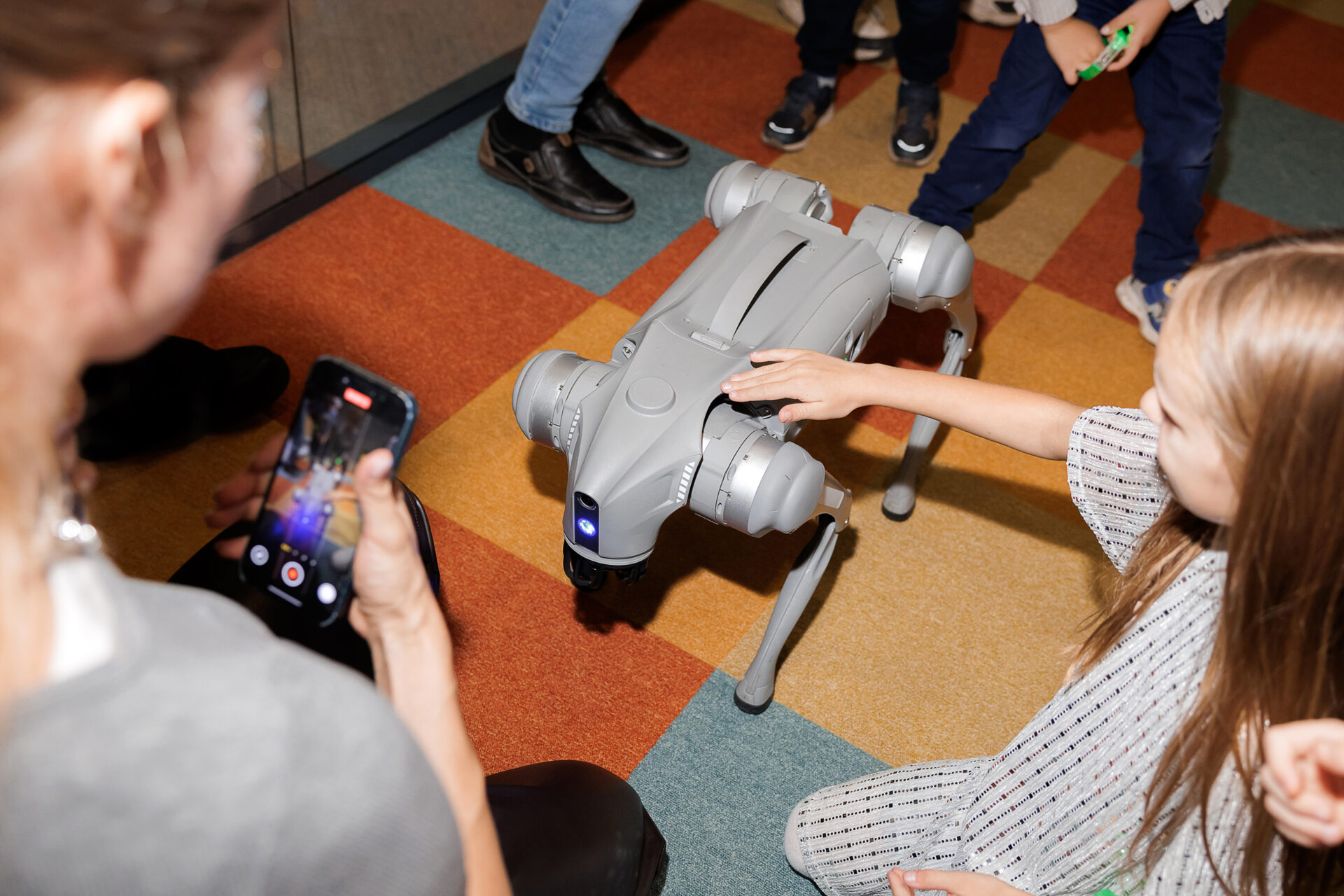 Как робот-собака помогает в социализации детей и развитии их ответственности?